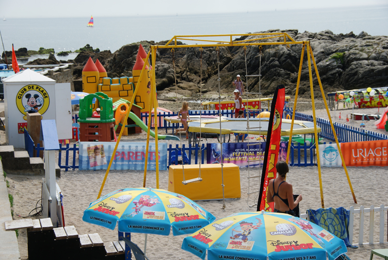 Club Mickey Les Crevettes, balançoire, trampoline et château gonflable_1