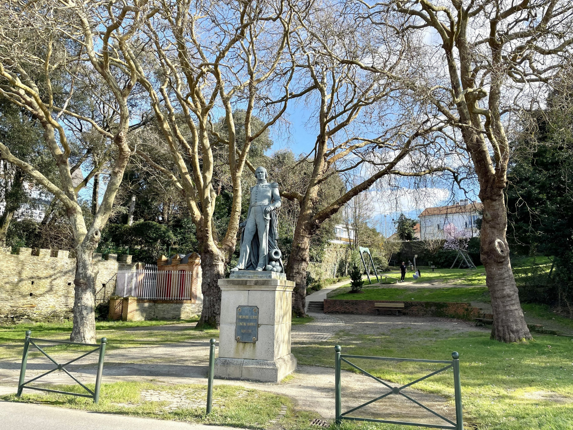 Jardin de Gourmalon avec la statue de l'Amiral Leray_1