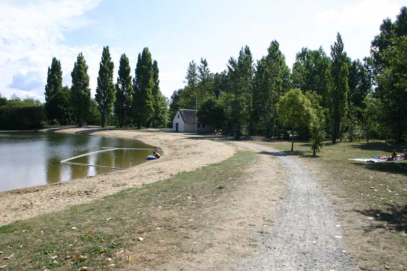 Etang des Brières du Bourg à St Lyphard, plage aménagée pour la baignade_1
