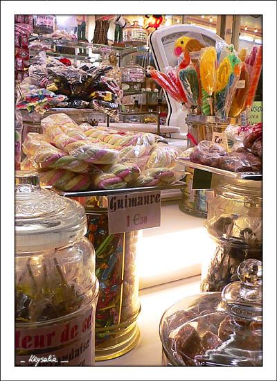 Confiserie Mignon : vue de la boutique avec guimauves et nicniches aux multiples_1