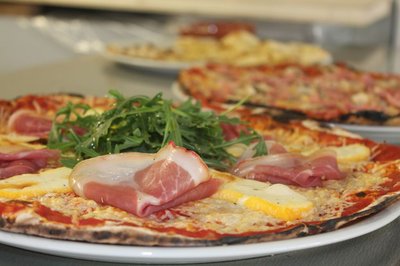pizza-avec-jambon-de-pays-et-fromage-a-la-cantine-de-l-ilot-6173