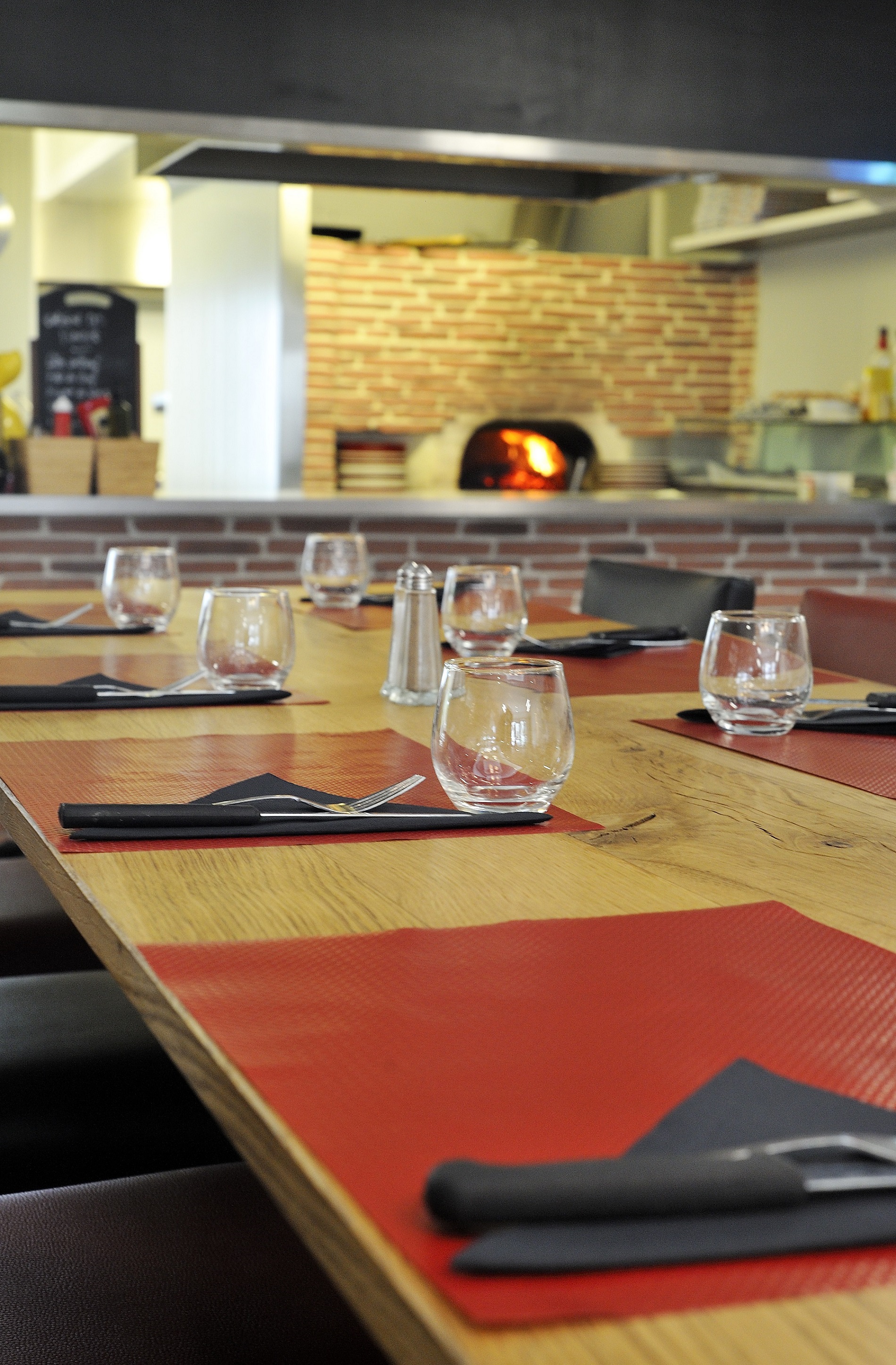 salle-de-restaurant-de-la-cantine-de-l-ilot-avec-le-four-a-pizza-10760