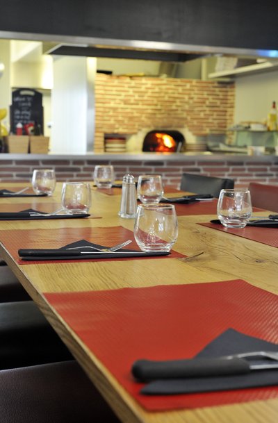salle-de-restaurant-de-la-cantine-de-l-ilot-avec-le-four-a-pizza-10760