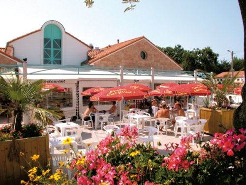 terrasse-restaurant-camping-la-boutinardiere-1412