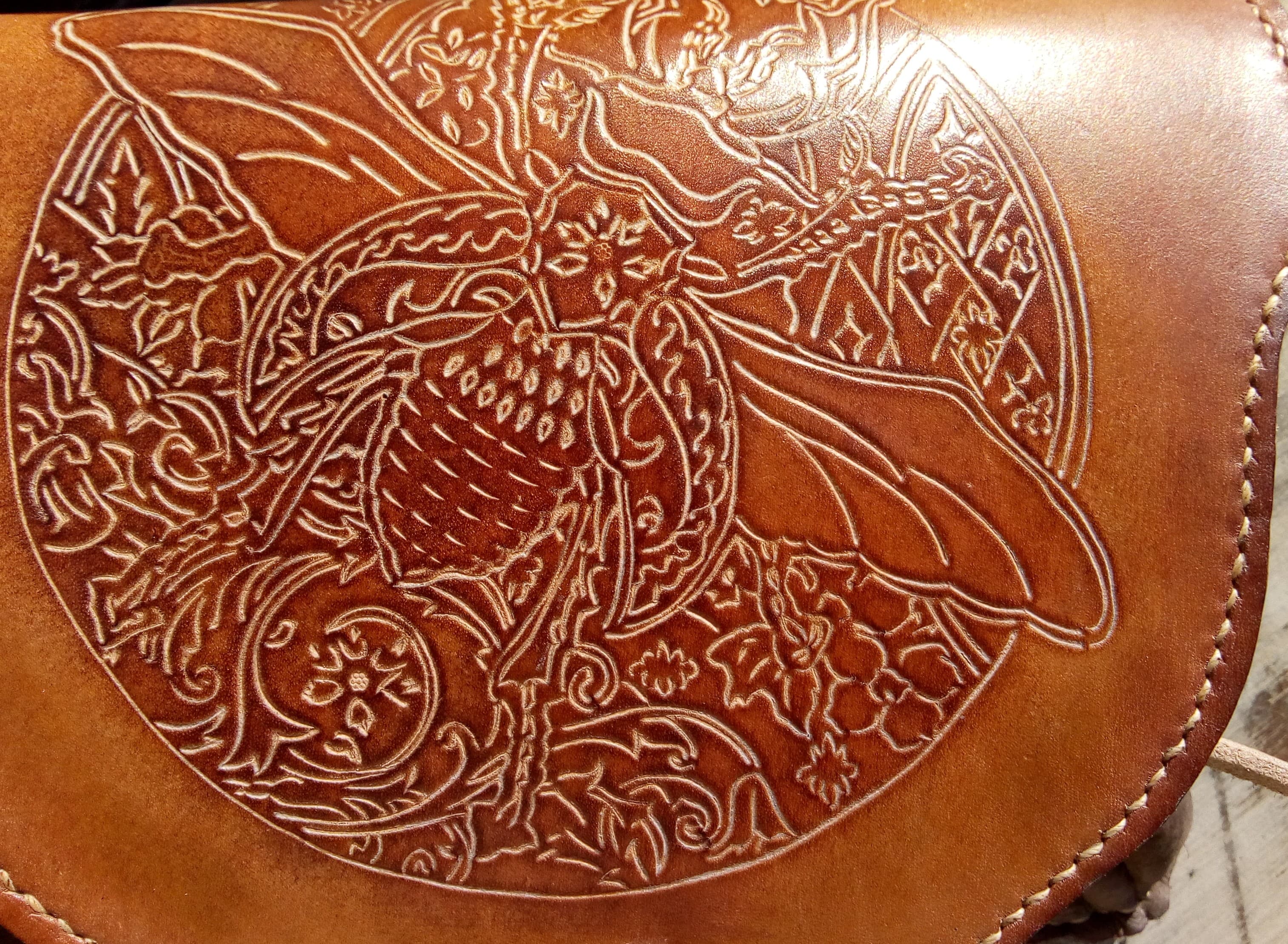 scarabée aumonière cuir repoussé abat carre casson