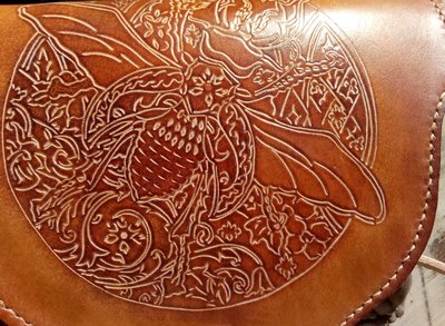 scarabée aumonière cuir repoussé abat carre casson