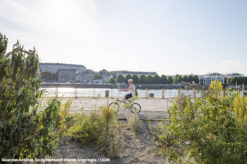 aire-arret-velo-ESPRIT-Quai-des-Antilles--ile-de-Nantes---Martin-Argyroglo-LVAN