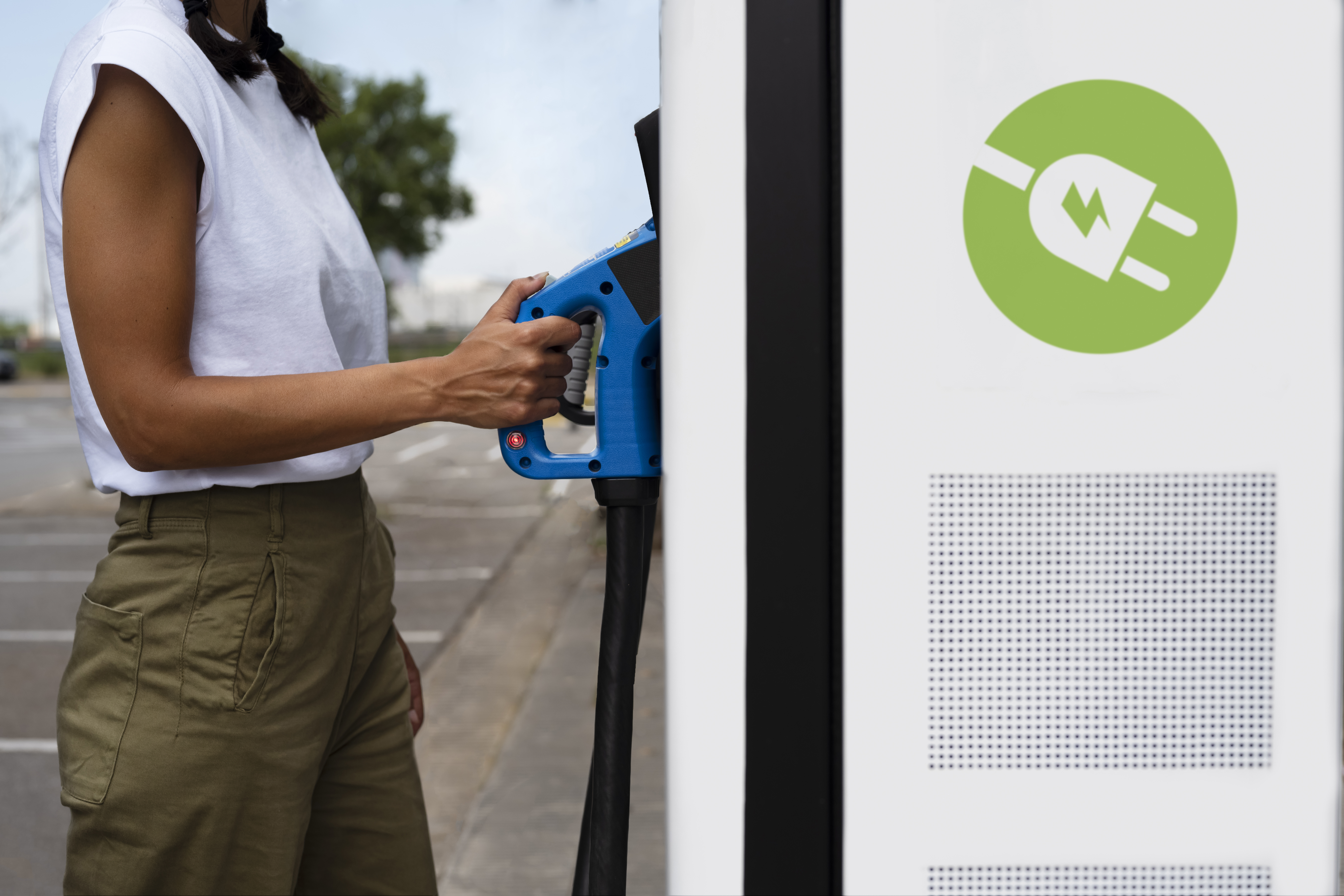 vue-laterale-femme-chargeant-la-voiture