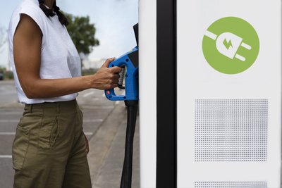 vue-laterale-femme-chargeant-la-voiture