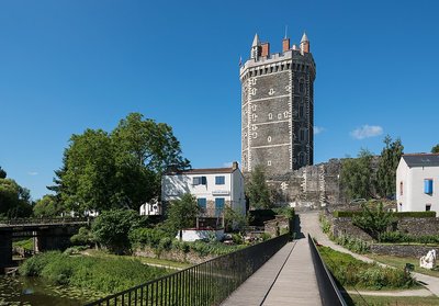 vue du château d’Oudon depuis la vallée du Hâvre